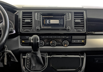 Подержанный автомобиль Volkswagen Multivan 2015 года (17 фото)