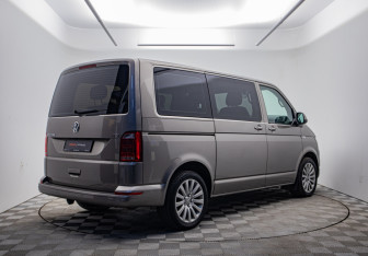Подержанный автомобиль Volkswagen Multivan 2015 года (4 фото)