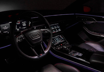 Подержанный автомобиль Audi S8 2023 года (21 фото)
