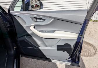 Подержанный автомобиль Audi Q7 2023 года (26 фото)