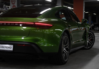 Подержанный автомобиль Porsche Taycan 2022 года (29 фото)