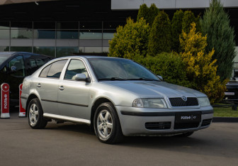 Подержанный автомобиль Skoda Octavia Liftback 2001 года (2 фото)
