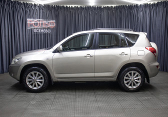 Подержанный автомобиль Toyota RAV4 2006 года (8 фото)