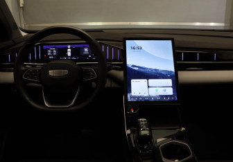 Подержанный автомобиль Geely Atlas 2024 года (8 фото)