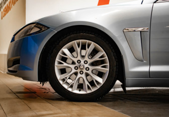 Подержанный автомобиль Jaguar XF Sedan 2011 года (35 фото)