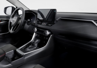 Подержанный автомобиль Toyota RAV4 2024 года (9 фото)