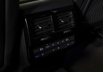 Подержанный автомобиль Volkswagen Touareg 2020 года (18 фото)