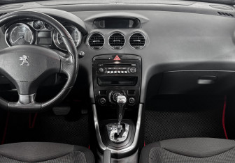 Подержанный автомобиль Peugeot 308 Hatchback 2013 года (18 фото)