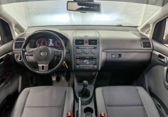Подержанный автомобиль Volkswagen Touran 2013 года (13 фото)