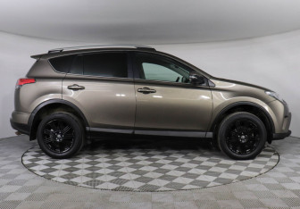 Подержанный автомобиль Toyota RAV4 2017 года (4 фото)
