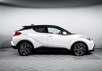 Подержанный автомобиль Toyota C-HR 2021 года (4 фото)