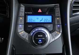 Подержанный автомобиль Hyundai Elantra Sedan 2012 года (14 фото)
