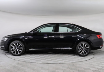 Подержанный автомобиль Skoda Superb Liftback 2025 года (8 фото)