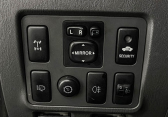 Подержанный автомобиль Toyota Hilux 2013 года (14 фото)