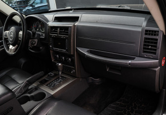 Подержанный автомобиль Jeep Cherokee 2011 года (7 фото)