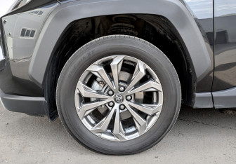 Подержанный автомобиль Toyota RAV4 2024 года (18 фото)