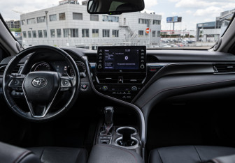 Подержанный автомобиль Toyota Camry Sedan 2022 года (12 фото)