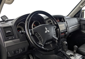 Подержанный автомобиль Mitsubishi Pajero 2017 года (16 фото)
