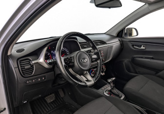 Подержанный автомобиль Kia Rio Hatchback 2021 года (15 фото)