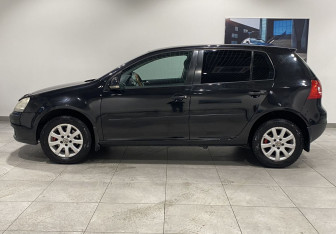 Подержанный автомобиль Volkswagen Golf Hatchback 2004 года (8 фото)