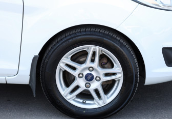 Подержанный автомобиль Ford Fiesta Hatchback 2015 года (22 фото)