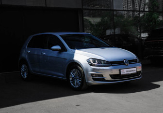Подержанный автомобиль Volkswagen Golf Hatchback 2014 года (3 фото)