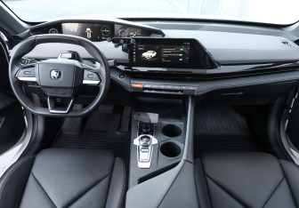 Подержанный автомобиль Changan UNI-V 2023 года (14 фото)