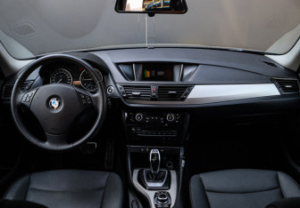 Подержанный автомобиль BMW X1 2014 года (9 фото)