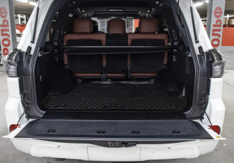 Подержанный автомобиль Lexus LX 2018 года (10 фото)