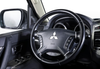 Подержанный автомобиль Mitsubishi Pajero 2021 года (16 фото)