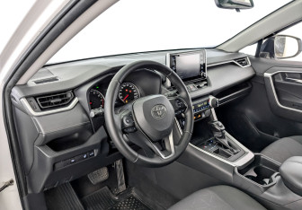 Подержанный автомобиль Toyota RAV4 2019 года (16 фото)