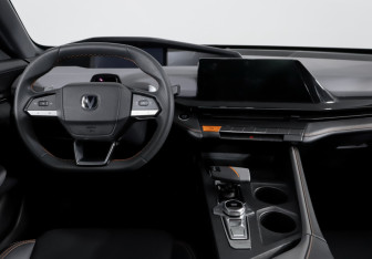 Подержанный автомобиль Changan UNI-V 2023 года (12 фото)