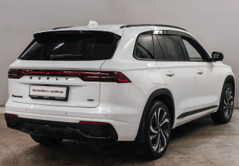 Подержанный автомобиль Geely Monjaro 2023 года (5 фото)