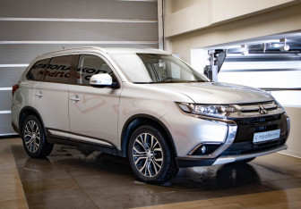 Подержанный автомобиль Mitsubishi Outlander 2016 года (3 фото)