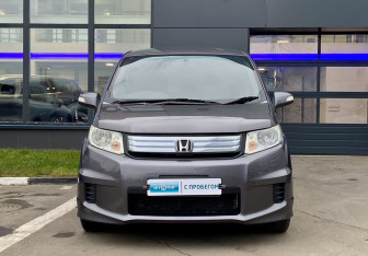 Подержанный автомобиль Honda Freed 2013 года (2 фото)