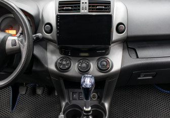 Подержанный автомобиль Toyota RAV4 2011 года (15 фото)