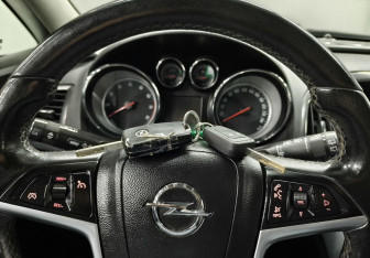 Подержанный автомобиль Opel Astra Hatchback 2011 года (16 фото)