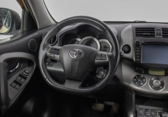 Подержанный автомобиль Toyota RAV4 2011 года (15 фото)