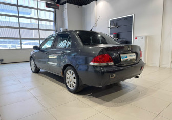 Подержанный автомобиль Mitsubishi Lancer Sedan 2004 года (6 фото)
