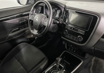 Подержанный автомобиль Mitsubishi Outlander 2019 года (9 фото)