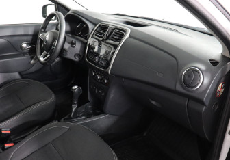 Подержанный автомобиль Renault Logan Sedan 2019 года (10 фото)