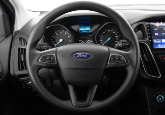 Подержанный автомобиль Ford Focus Hatchback 2015 года (8 фото)