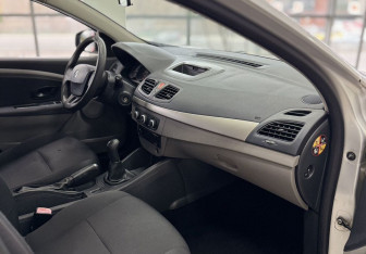 Подержанный автомобиль Renault Fluence 2010 года (12 фото)