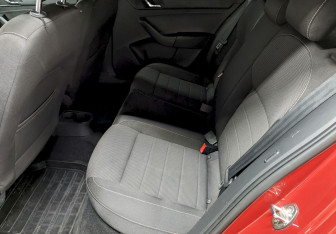 Подержанный автомобиль Skoda Rapid Liftback 2014 года (15 фото)