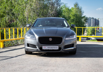 Подержанный автомобиль Jaguar XF Sedan 2017 года (2 фото)
