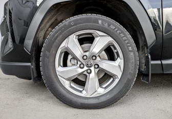 Подержанный автомобиль Toyota RAV4 2021 года (19 фото)