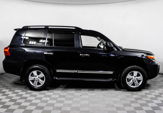 Подержанный автомобиль Toyota Land Cruiser Suv 2013 года (4 фото)