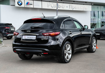 Подержанный автомобиль Infiniti QX70 2017 года (5 фото)