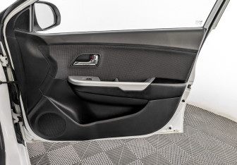 Подержанный автомобиль Kia Rio Hatchback 2014 года (24 фото)