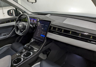 Подержанный автомобиль Geely Atlas 2024 года (20 фото)